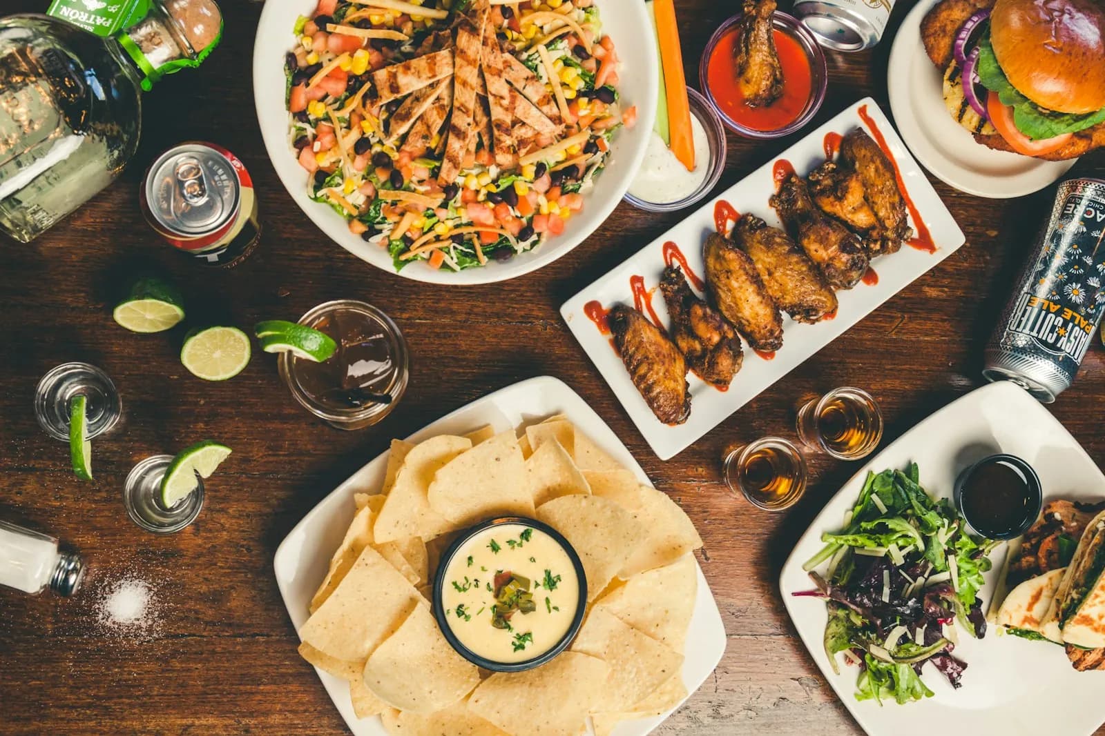 كبة مقلية ذهبية اللون مع الصنوبر